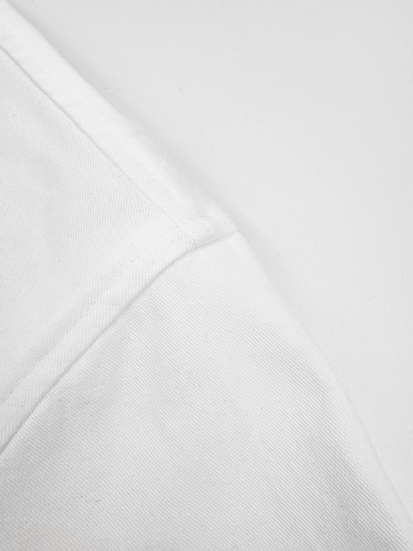 P460 Ralph Lauren embroidered zipper jacket. Customized cloud-velvet white twill cotton. Soft and silky. Comfortable against the skin. Dressed in pure white. Exuding innate elegance. Exquisite indigo pony logo embellished with it. Fully recognizable. Bringing an atmosphere of freedom and vitality. Pure and smart color symphony. Reconstructing classics with neat silhouettes and defining modern relaxation with versatile genes. Process 1: Using imported machine embroidery technology. Use advanced computer control systems and precision mechanical components to achieve iconic pony embroidery operations with high precision and smooth and delicate lines. Process 2: Template machine bag opening. The preset template guides the position, shape and size of the bag opening. The accuracy ensures the quality of the bag opening effect. Process 3: The hem is made in one go using a three-needle waist-drawing machine. The elastic band and fabric are sewn together in the same process using the machine's special needle position and feeding mechanism. The three-needle design is stronger and can evenly distribute pressure. Ensure that the elastic band and the fabric are closely attached. Process 4: The fabrics are washed carefully and have a better hand feel. Not easy to deform, not easy to shrink, not easy to fade, and maintain long-term beauty. Accessories: Customized 1:1 Ralph Lauren engraved buckle Customized 1:1 Ralph Lauren bronze zipper Customized 1:1 Ralph Lauren trademark Version: Fitted version Size: S M L XL